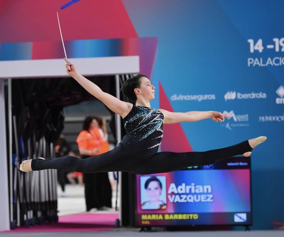 Gimnastas y entrenadoras del Club María Barbeito tras una competición